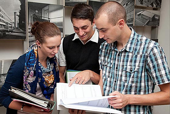 Svenja Aßmann, Dominik Bos, Silas Kissel – drei Auszubildende, die nach der Ausbildung übernommen wurden. Foto Bildarchiv Foto Marburg